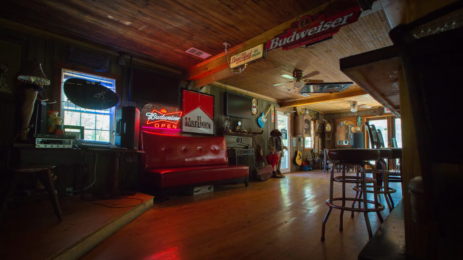 Mackie's Bar & Grill