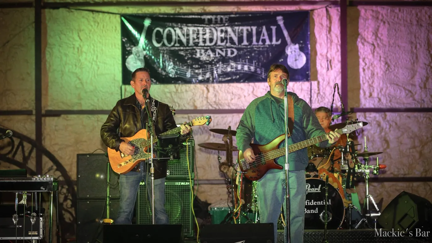 Live music at Mackie's